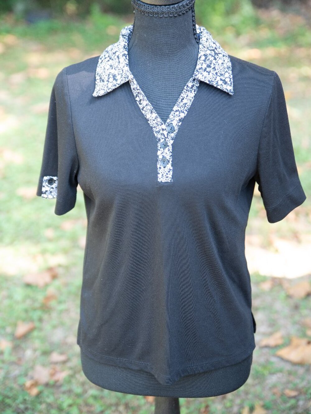 Women's short-sleeve knit polo top Allison Daley floral Size Small Black White